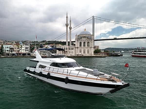 Zoe Yacht cruising by Dolmabahce Palace in Bakı