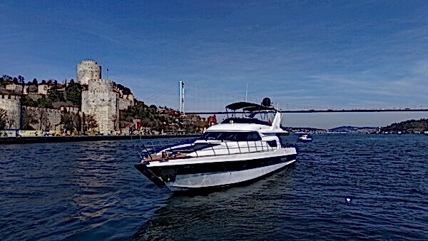 Luxury yacht Cruise to The Ciragan Palace Kempinski Hotel Bakı